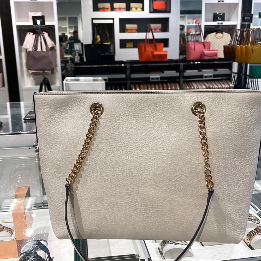 MICHAEL KORS
Jet Set Medium Front Zip Pebbled Leather Chain Tote Bag
Light Cream - Picture 11 of 16